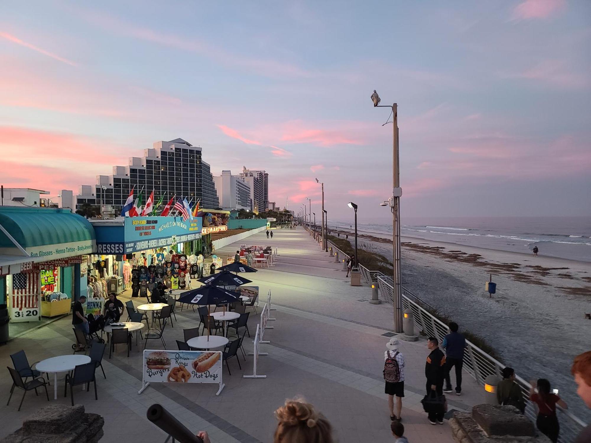 5th Floor Ocean Front Beauty, Private Balcony Daytona Beach